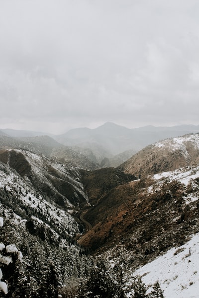 冰雪覆盖下的山白云在白天
